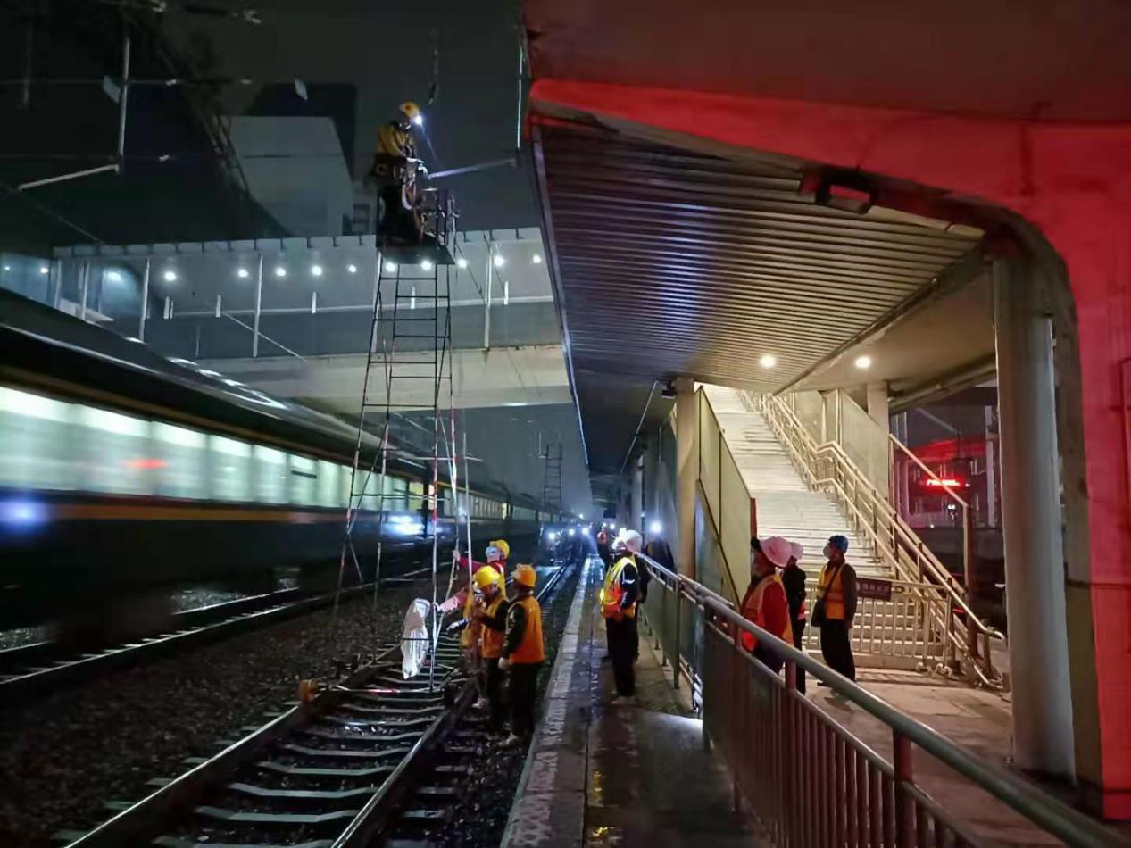 前4,6,8道按建指要求进场施工,需完成接触网专业双横软横跨卡绝缘15组