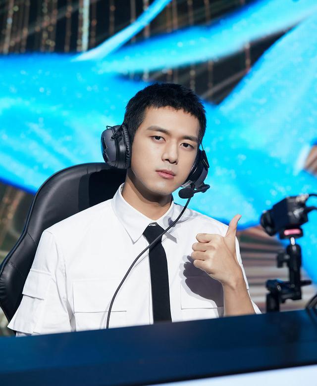 李现杨幂也太配啦!一起打电竞高颜值组合彻底火,比杨紫还顺眼