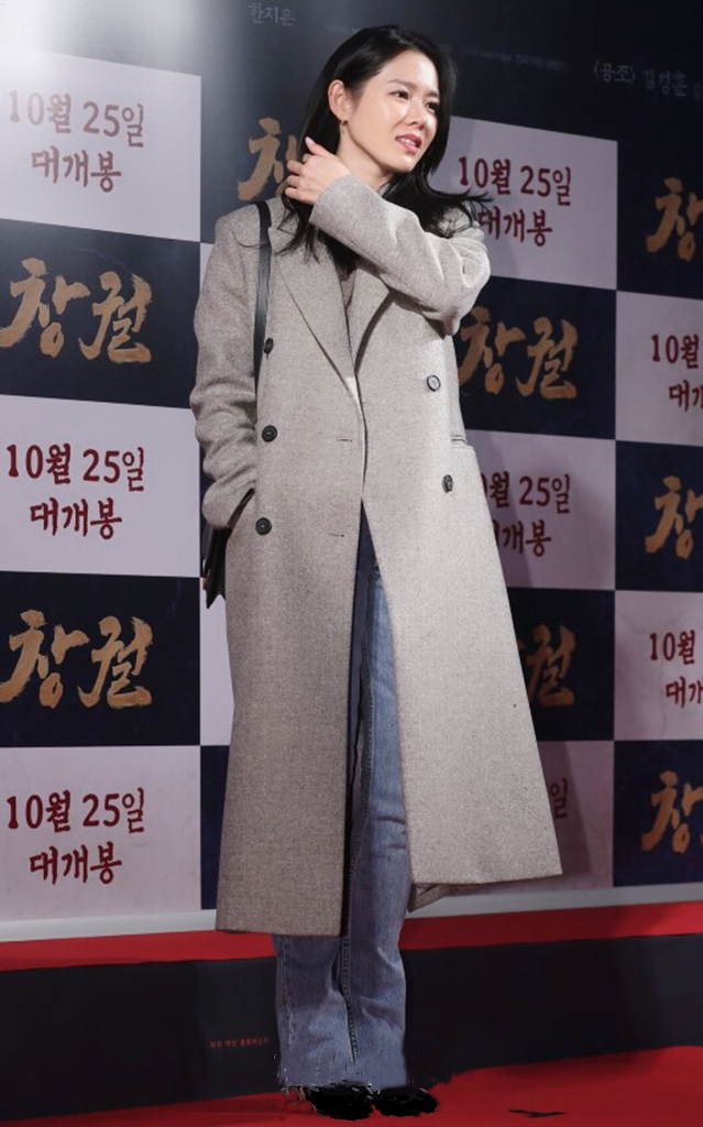 孙艺珍不愧是"气质女神",即便穿上普通的灰大衣,也没有路人感