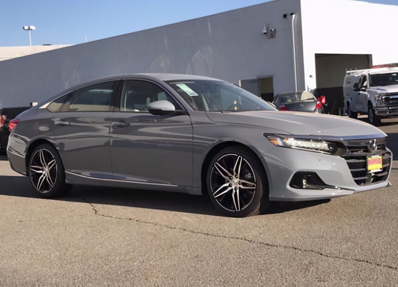 新款雅阁到店实拍,外观更动感,并配2.0t 10at组合