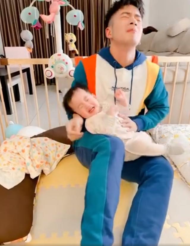 知名男星用嘴巴帮女儿吸鼻涕，奇葩行为引热议，网友：是什么味道休闲区蓝鸢梦想 - Www.slyday.coM