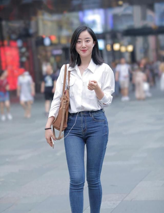 巧妙地穿牛仔裤表现出不同风格的时尚美气质女孩喜欢穿