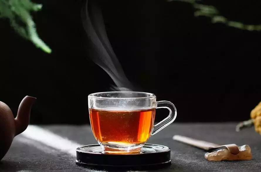 从健康方面来说,白开水和茶水无疑是有利于健康的,既然两种水都对健康