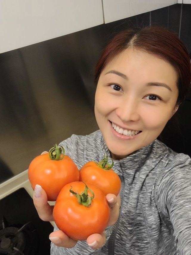 素颜获赞冻龄 亲手种植蔬菜享受田园生活|胡诺言|陈琪|冻龄_新浪新闻