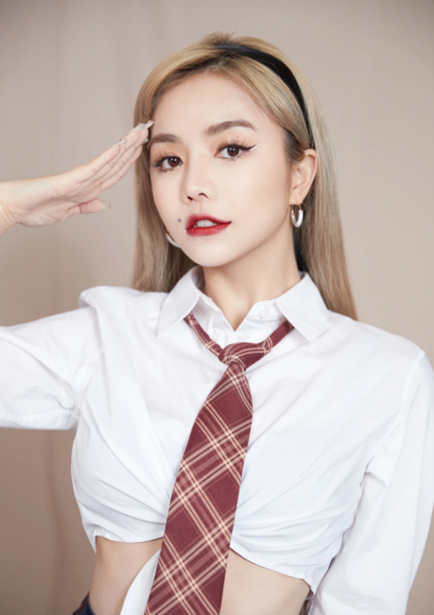 安崎出道后愈发不羁,穿炫腹装配黑透丝,身材火辣迷人