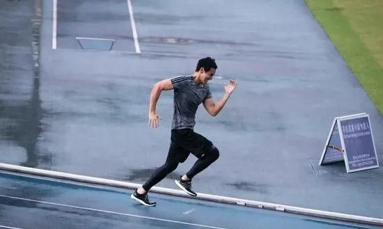 彭于晏现身外滩跑步,"全副武装"无人认出
