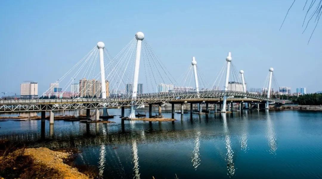 也不错啊~我突然觉得西峡这地方横跨河面气势恢宏的彩虹桥…奔流不息