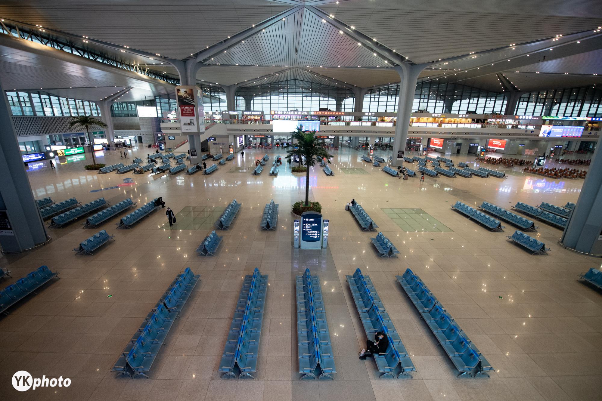 上图为太原南站,旅客在空旷的候车大厅准备乘车回家.