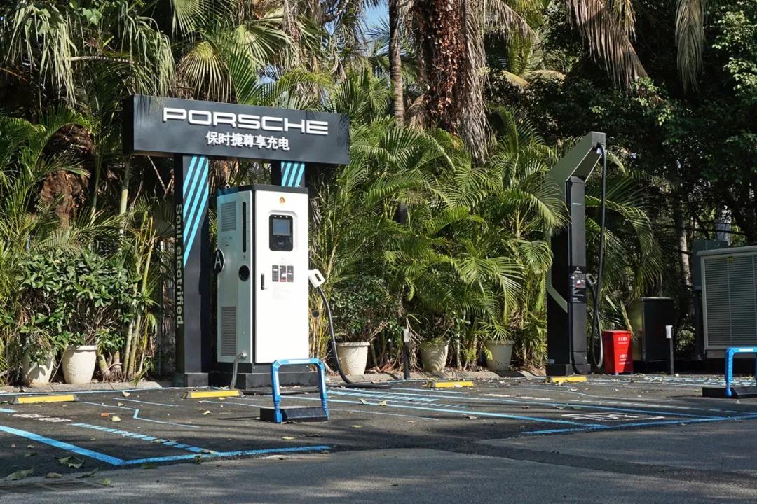 保时捷还推出了保时捷尊享充电站,用户可以通过保时捷app进行充电桩