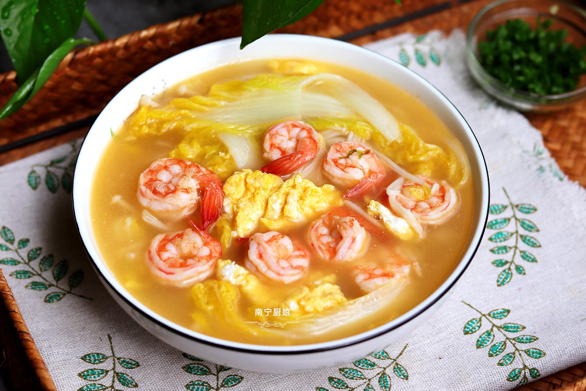 把虾仁搭配娃娃菜一锅煮,没想到这么鲜美,不愧是老婆婆的拿手菜