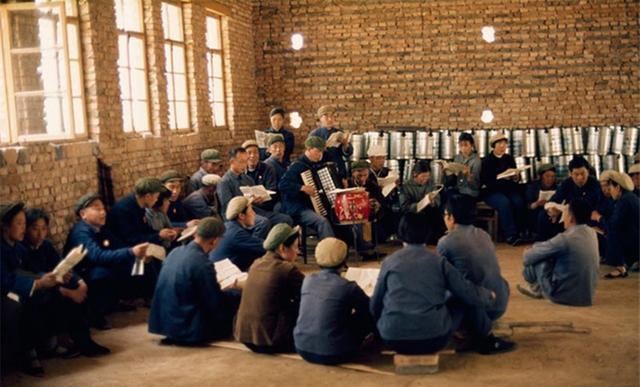 老照片:镜头下1971年的社会场景,重回那个淳朴的年代