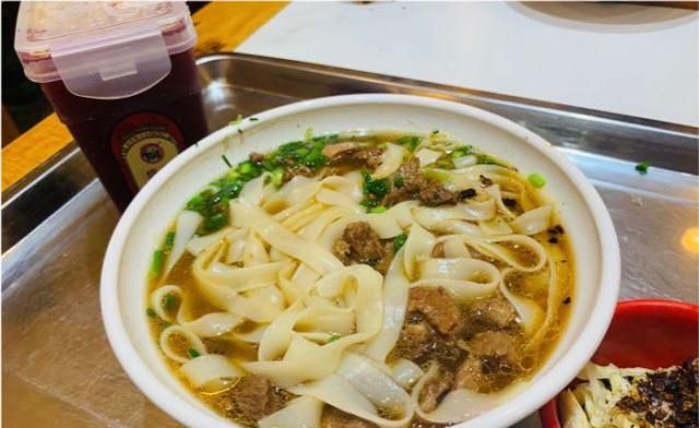 湖南大姐在贵州卖面33年,12元1碗一天卖上千碗,顾客排满整条街