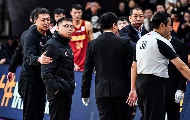 cba老总对裁判使用侮辱性语言,恐成反面教材|cba|侮辱性|方俊_新浪