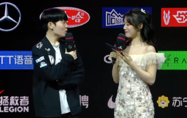 小钰赛后采访rookie再度同框!两人眼里全是光!太甜了!