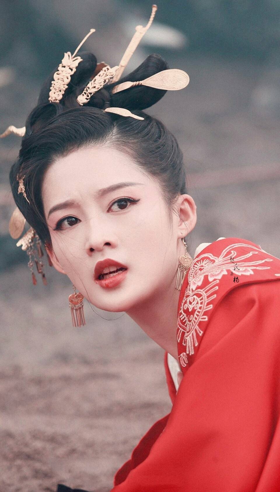 李沁在《楚乔传》中饰演的元淳,前期的淳儿就是个