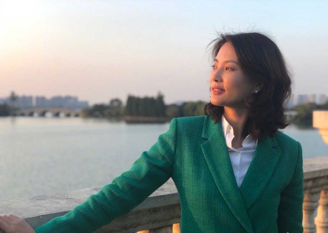 刘芳菲才是知性优雅的穿搭代表,穿酒红色连衣裙配齐肩发,太美了