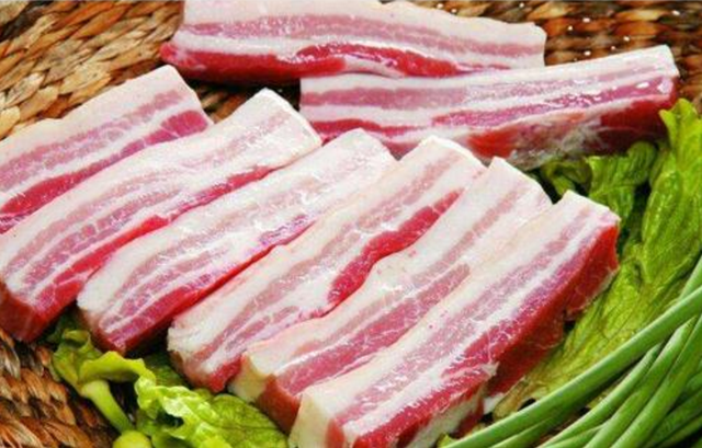 买五花肉时,记得说出"二刀肉",肉贩看你挺懂行,不敢糊弄你