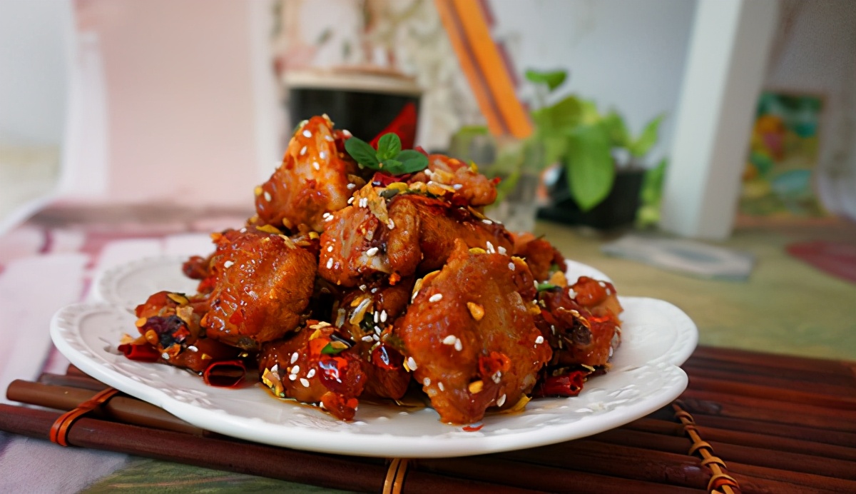 冬季排骨浓郁鲜嫩,芝麻飘香,怀念家乡的味道,在外也要好好吃饭