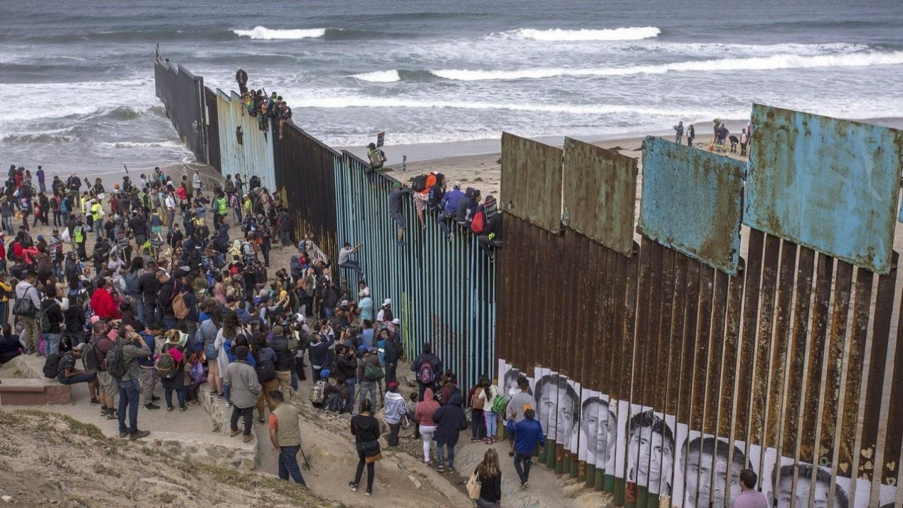 发生什么大事了?数千人浩浩荡荡直奔美国,军方和警察紧急行动