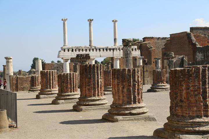 庞贝古城遗址位于意大利纳波利地区,背靠维苏威火山,面朝风光旖旎的地