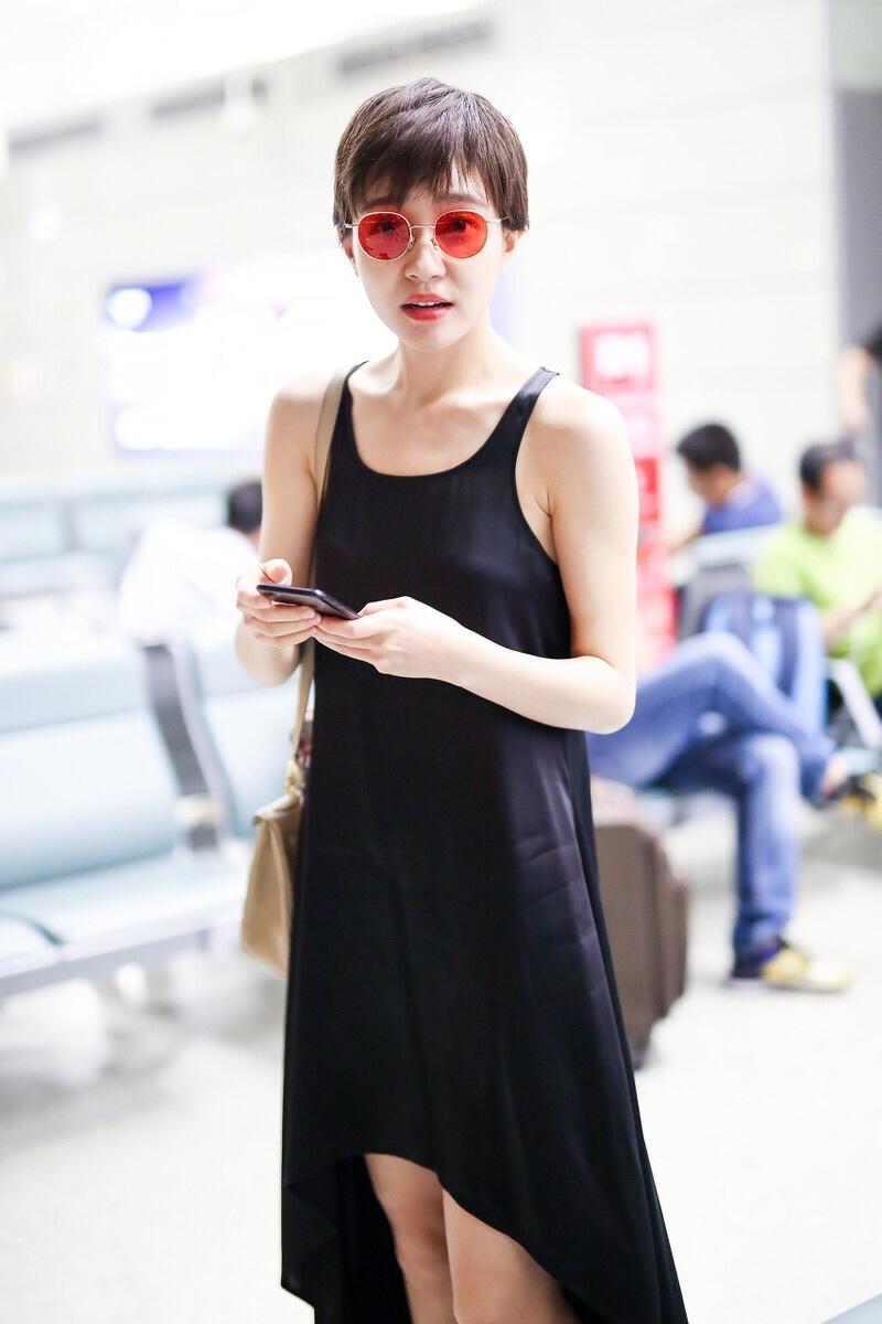 焦俊艳气质太独特,穿黑色背心裙清爽干练,帅气逼人真个性