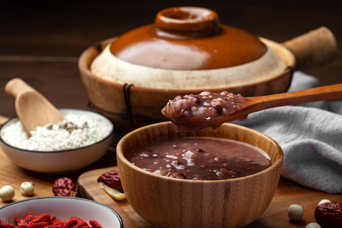 熬腊八粥有讲究至少要有8种食材寓意八方游子齐聚家中