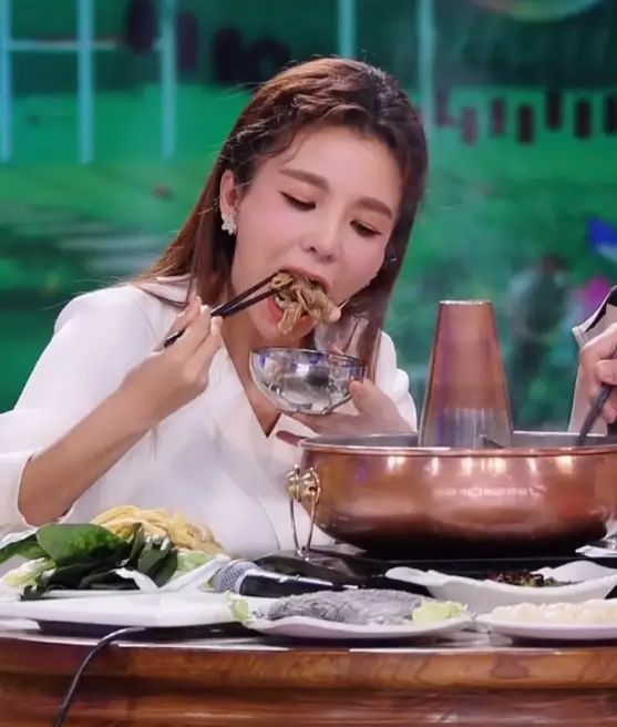 主持界的吃货!朱迅大口吃肉霸气十足,吃饱喝足手舞足蹈像孩子