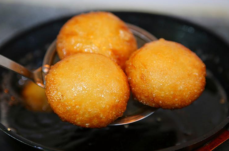 炸糖糕怎么做才好吃?牢记3个窍门,糖糕个个空心,凉了不发硬