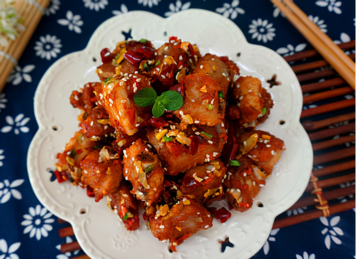 冬季排骨浓郁鲜嫩,芝麻飘香,怀念家乡的味道,在外也要好好吃饭
