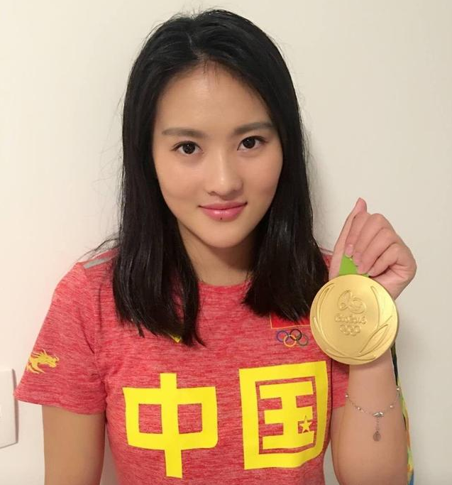 中国最年轻跳水女皇,跷二郎腿会见领导,24岁退役,今成气质女神