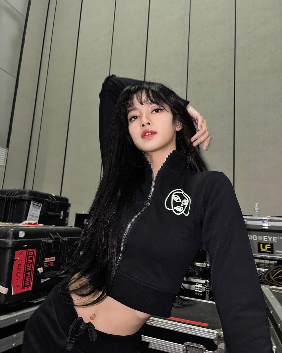 lisa身穿黑色运动套装,短款上衣的设计,超细蚂蚁腰尽显