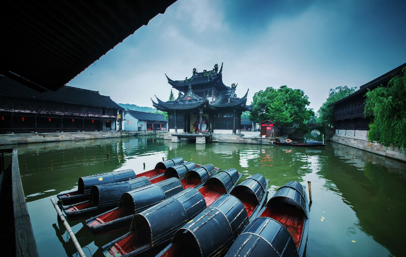 古朴雅致的石桥横卧于小河之上,一只只乌蓬船悠然的在稽山鉴水中徜徉