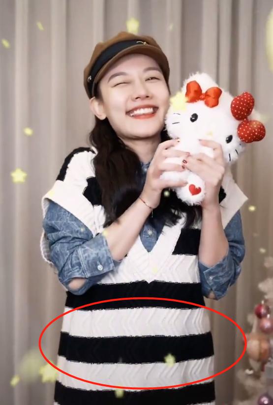 至于外界为何会传出孙骁骁怀孕的消息,是因为她在前一条变装视频中,身