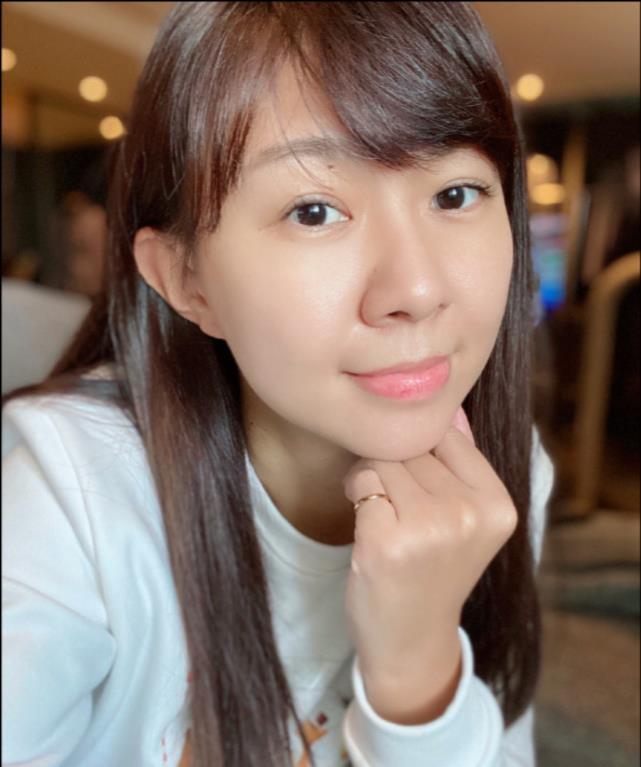 卓依婷晒最新近照,少女妆容好年轻,空气刘海大波浪卷优雅又迷人