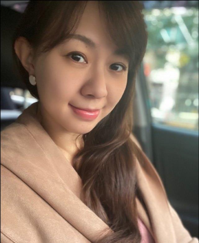 卓依婷晒最新近照,少女妆容好年轻,空气刘海大波浪卷优雅又迷人