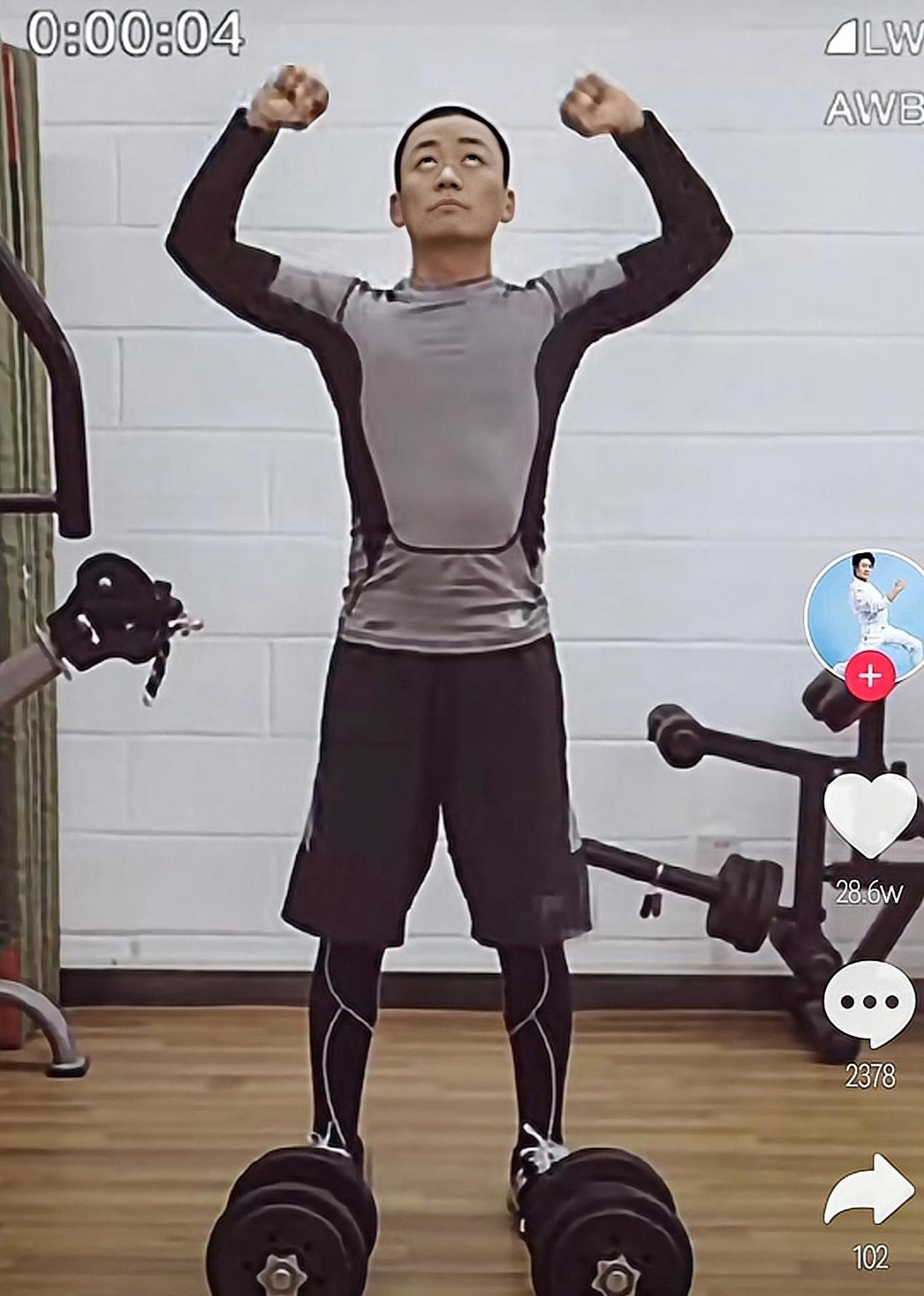 王宝强近照曝光,身材发福穿运动服还小一号,新恋情后愈发滋润