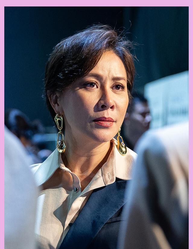 刘嘉玲亮相上海秀,一身套装配短发,一点也不显老