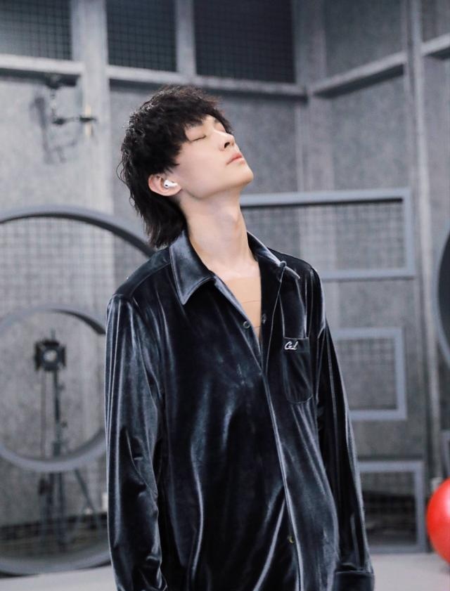 青你3练习生梁森光头造型曾和吴世勋合作期待表现