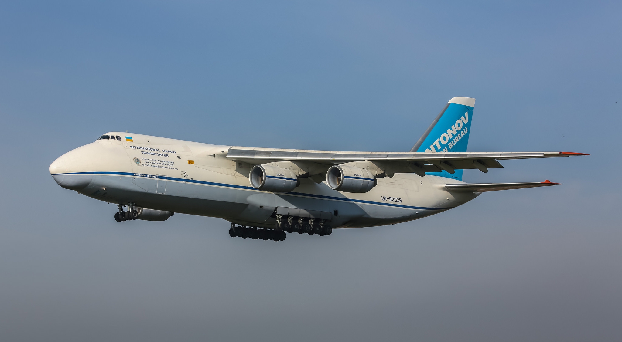 据了解,安124运输机采用d18t型大涵道比涡扇发动机作动力装置,拥有着