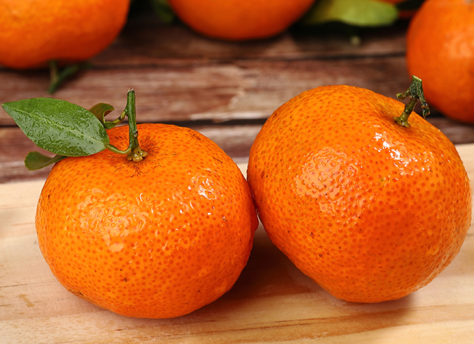 买砂糖橘时怎么挑学会这4个挑选技巧包你买到的橘子香甜多汁