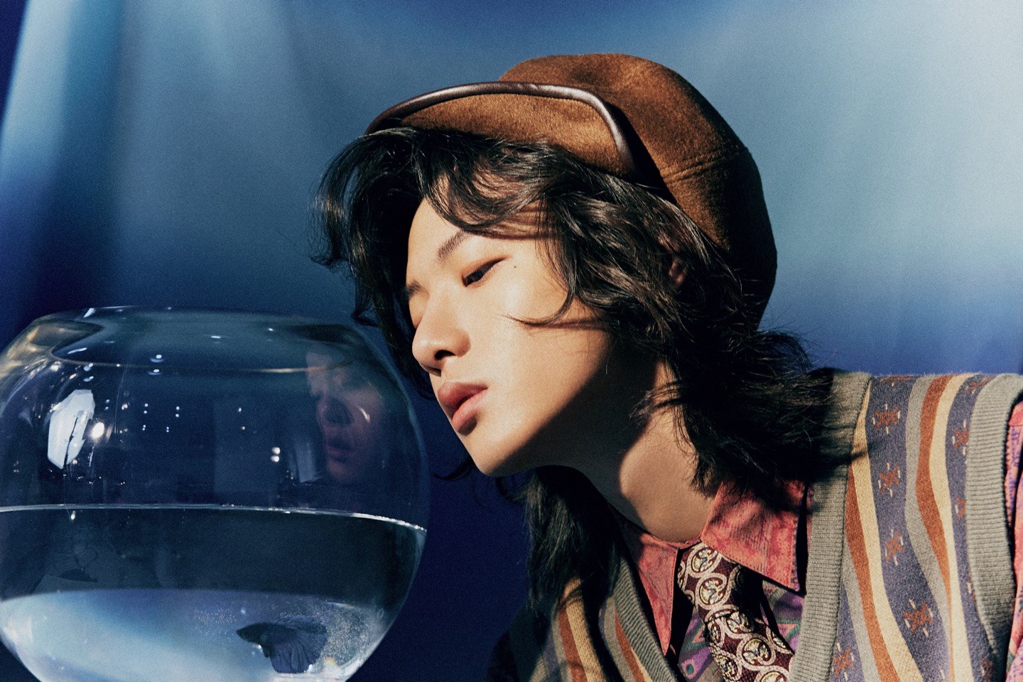 日系暖男即视感!《青春有你3》阿煜暖冬鱼缸大片