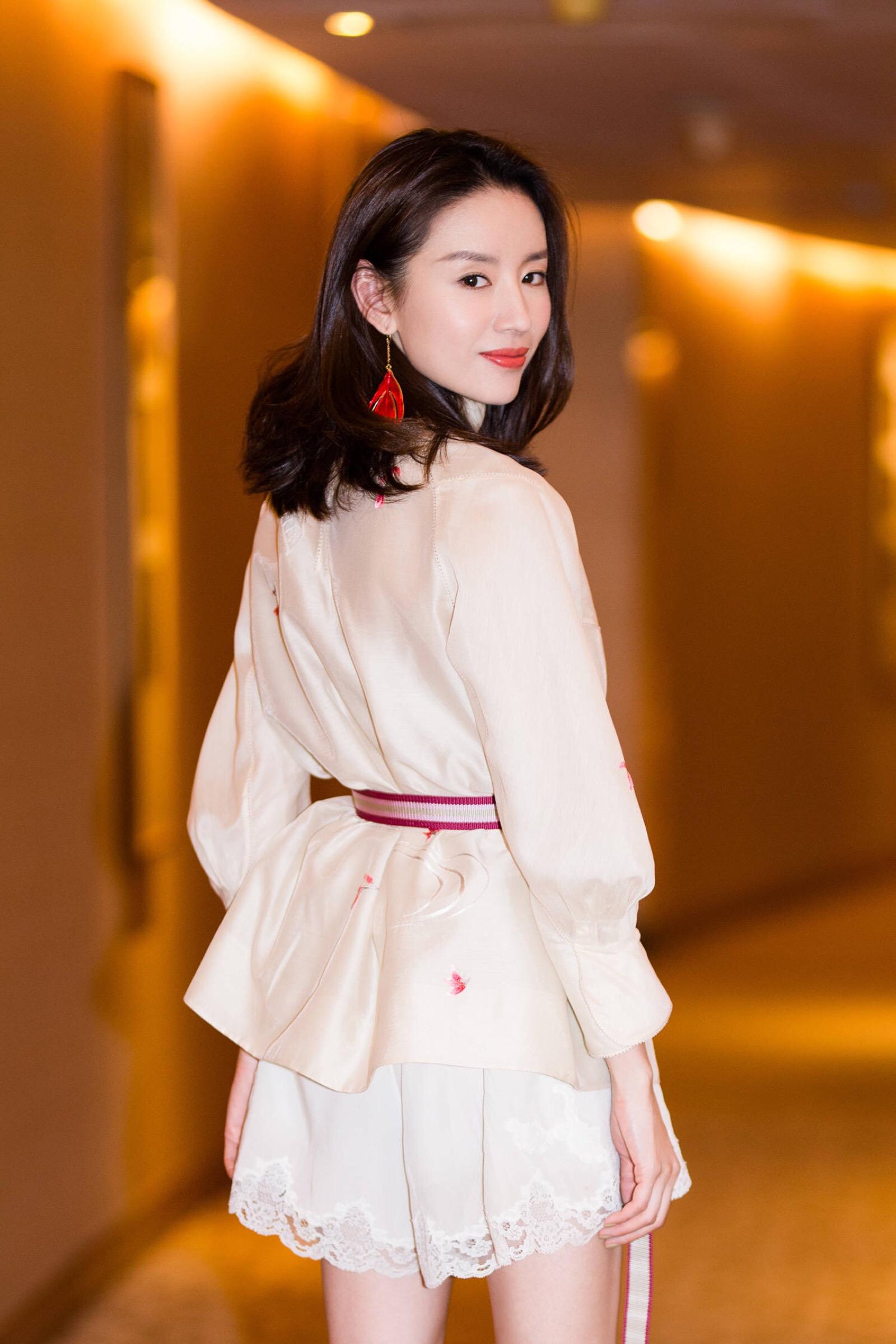 笑容温婉从容,气质优雅,我喜欢她的励志故事|慈善|董洁|励志故事_新浪