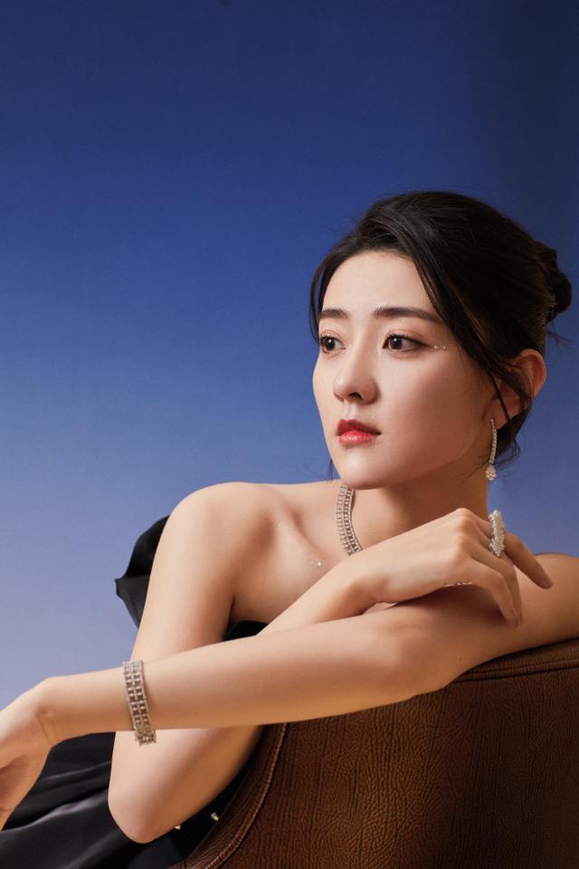 梁洁天生的初恋脸穿黑天鹅长裙华丽贵气蒲巴甲太幸福了