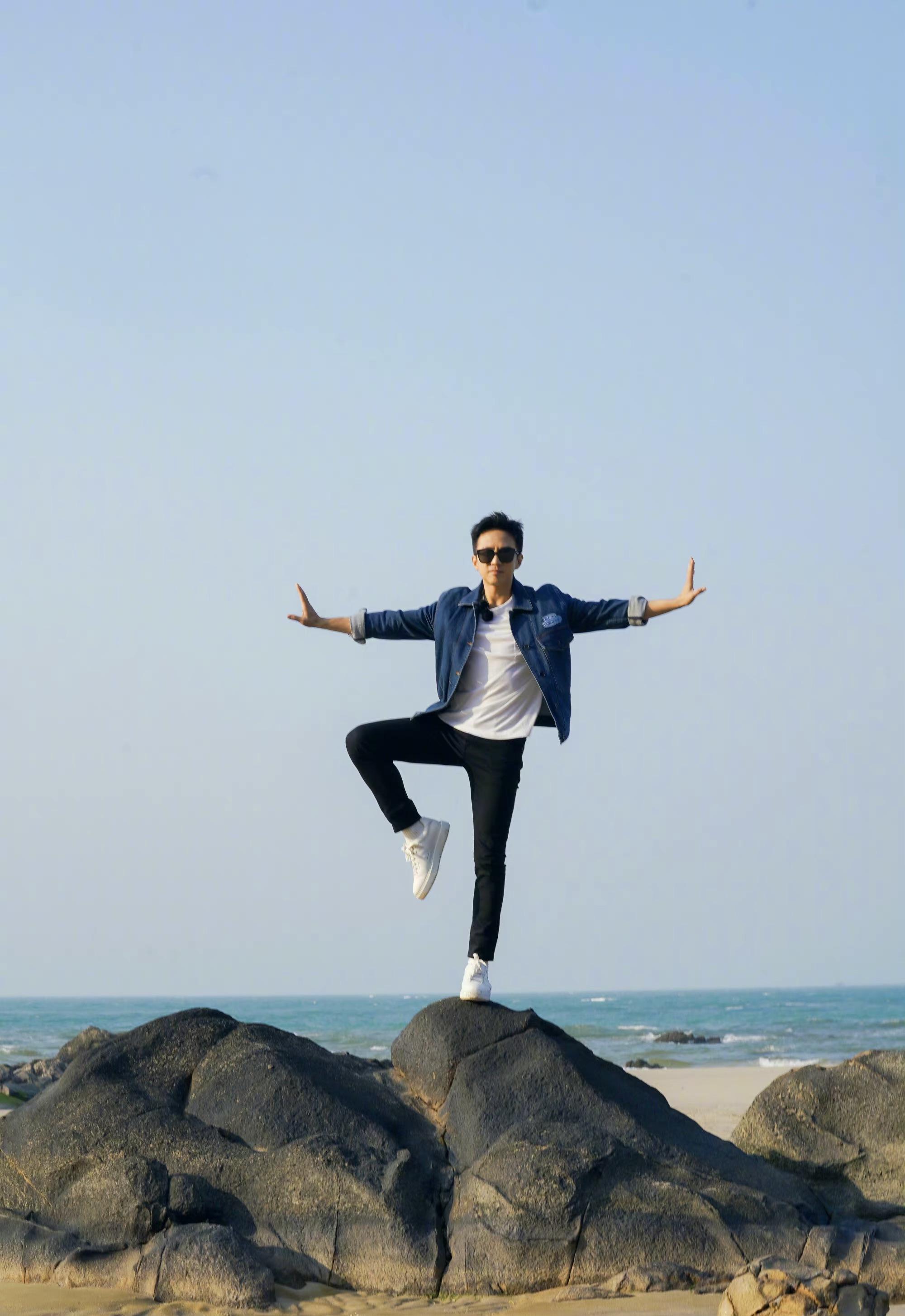 邓超高难度动作反抗,牛仔衣清爽养眼