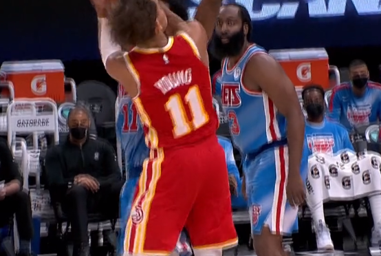 特雷杨造犯规谁注意哈登但最惨的是欧文今天三观真被颠覆了