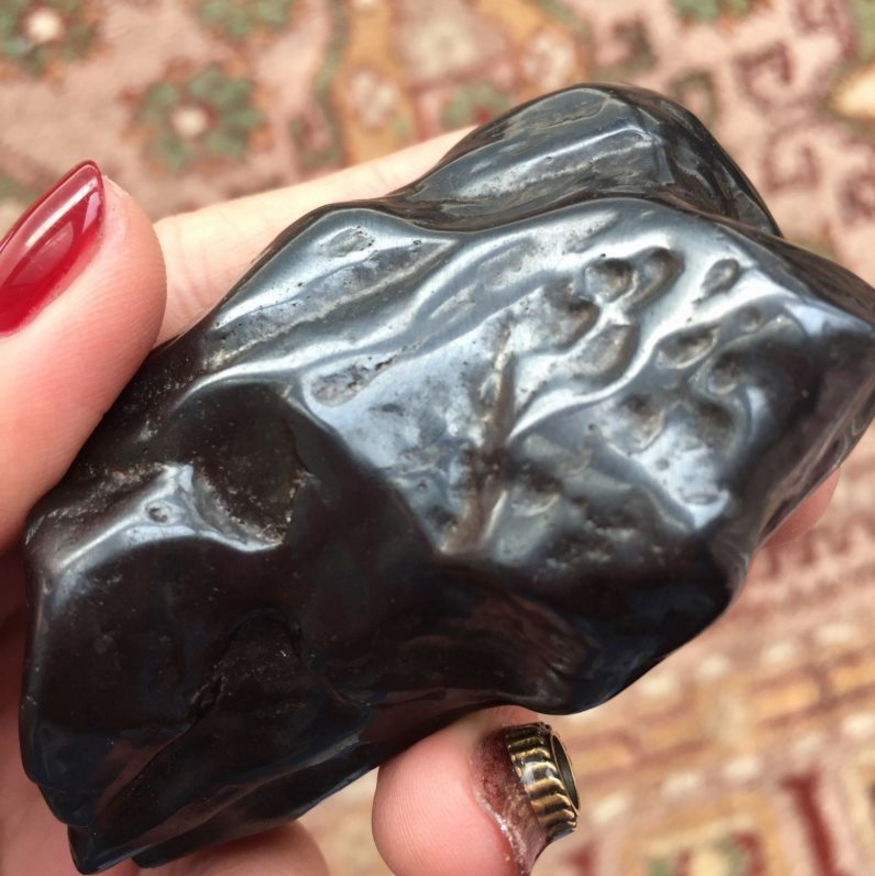 云南一妇女在河边散步时捡到一块黑色石头,专家一看瞬间乐坏了!