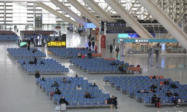1月27日,青岛北站候车大厅旅客较少