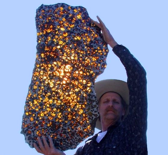 居民捡到奇怪的石头,专家告诉他这是天降的"巨宝"