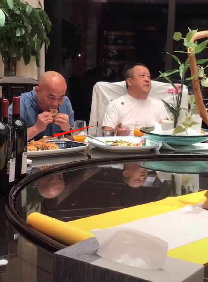鬼脚七熊欣欣罕露面在高档酒局徒手啃螃蟹光头造型仍未变