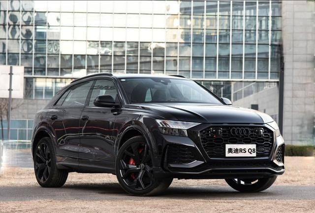 近150万元的性能suv奥迪rsq8通体黑色车身透露着一股杀气